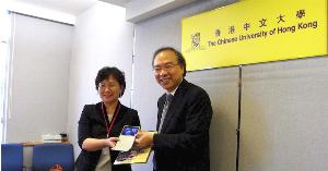 Prof. Yin Mei-chun (left), Vice President of the National University of Tainan, exchanges souveniors with Prof. Jack Cheng, Pro-Vice-Chancellor of The Chinese University of Hong Kong after the meeting